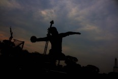 A sitting discus thrower prepares for the 2018 Asian Para Games in a training session. JP/Maksum Nur Fauzan