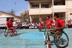National basketball players show off their skills during a wheelchair basketball session at SMP 1 state junior high school in Surakarta. JP/Maksum Nur Fauzan