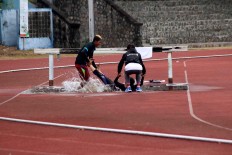 Athletes have fun between their training sessions. JP/Maksum Nur Fauzan