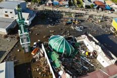A collapsed mosque is picrtured in Palu, Indonesia's Central Sulawesi on October 1, 2018. The death toll from the Indonesian quake-tsunami nearly doubled to 832 but was expected to rise further after a disaster that has left the island of Sulawesi reeling. AFP/ Jewel Samad
