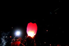 Tourists release lanterns into the sky during the ninth Dieng Culture Festival. JP/Maksum Nur Fauzan