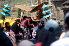 Village elders perform the haircutting ritual at the temple. JP/Maksum Nur Fauzan