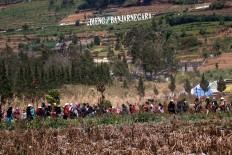 People walk toward Arjuna Temple in Dieng Plateau, Central Java. JP/Maksum Nur Fauzan