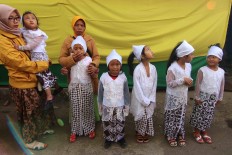 The girls line up for the haircutting ritual. JP/Maksum Nur Fauzan