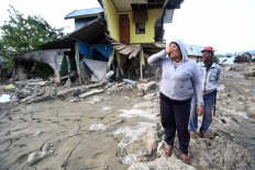 Survivors search for the exact location of their houses, which shifted as a result of soil liquefaction, in Petobo district, Palu, Central Sulawesi, on Wednesday, October 3, 2018. Search and rescue teams are having difficulties in retrieving bodies buried in the mud. JP/Dhoni Setiawan