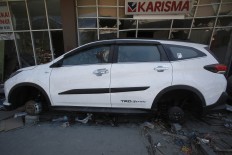 An abandoned car sits in front of the Palu Grand Mall on Friday, October 5, 2018. its wheels have been stolen. The police and military personnel have intensified security in the area to prevent looting. JP/Dhoni Setiawan