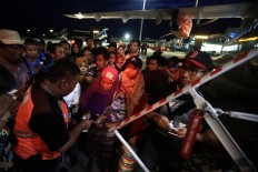 Survivors line up before boarding a military aircraft at the Mutiara SIS Al-Jufrie Airport in Palu, Central Sulawesi, on Tuesday, October 2, 2018. JP/Dhoni Setiawan