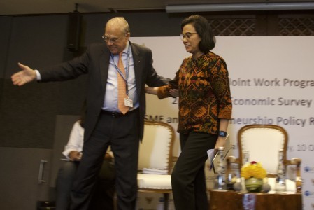OECD secretary-general Angel Gurría (left) and Finance Minister Sri Mulyani Indrawati attend the release of an OECD survey report in Nusa Dua, Bali, on Oct. 10, 2018, on the sidelines of the International Monetary Fund–World Bank (IMF-WB) Annual Meeting.