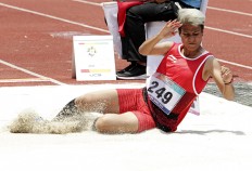 Sliding through: Indonesian long jump athlete Rica Octavia lands after her jump at the Gelora Bung Karno sports complex in Senayan, Central Jakarta. INAPGOC/TJPimages/Jessica Margaretha