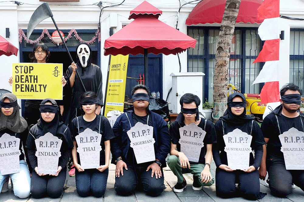 Don’t do it: Human rights activists stage a rally in Kota Tua, West Jakarta, on Wednesday to commemorate World Day against the Death Penalty. 