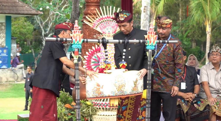 Bali cultural parade livens up IMF-World Bank Annual Meetings