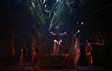 Female dancers perform the Dandang Tingang dance during the show. JP/Wienda Parwitasari