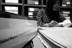 Babad Majapahit (Majapahit chronicle) is one of the oldest manuscripts. It was written in 1901. Yasri’s oldest manuscript is Serat Darmawulan (Darmawulan epistle) written in 1810, while the most recent is a Javanese-script magazine published in 1942. JP/Ganug Nugroho Adi
