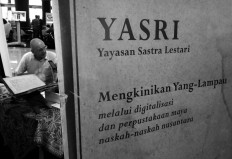 Australian John Paterson has been working hard over the past two years to save around 6,000 old manuscripts. JP/Ganug Nugroho Adi]