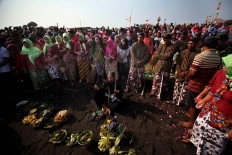 Fisherfolk pray before floating harvested crops. JP/Boy T. Harjanto
