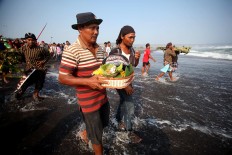People carry different items to be placed at sea. JP/Boy T. Harjanto