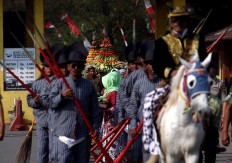 A parade of “warriors” march during Sedekah Laut (Sea Thanksgiving). JP/Boy T. Harjanto