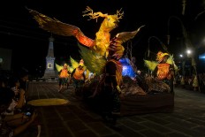 lying in unison: Yogyakartans display their bird-themed float and costumes at the carnival. JP/Tarko Sudiarno