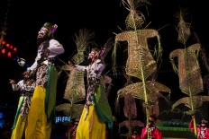 Walking tall: Wayang orang (human puppets) on stilts perform among puppets made of woven coconut leaves in a play that centers on giant wayang figure Kumbakarna. JP/Tarko Sudiarno