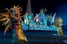 Center of attention: A wayang orang (human puppet) troupe performs in front of Yogyakarta’s historic Tugu Monument. JP/Tarko Sudiarno