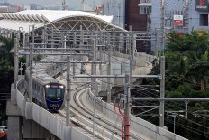 An MRT train passes over Jl. Sisingamangaraja, South Jakarta, during a trial run on Tuesday, October 23, 2018. The MRT is expected to begin operations next March with planned fares projected to be between Rp 700 (5 US cents) and Rp 850 per kilometer. JP/Seto Wardhana