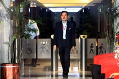 Lippo Group CEO James Riady arrives at the Corruption Eradication Commission (KPK) office in Jakarta on Tuesday, October 30, 2018. James was questioned in connection with the bribery case concerning the Meikarta mega development project in Bekasi, West Java. JP/Dhoni Setiawan