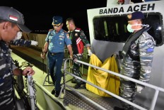 Remains believed to be of a victim of the crashed Lion Air JT 610 are transferred from KRI Banda Aceh to KRI Sikuda in waters off Tanjung Priok, Jakarta, on Tuesday, October 30, 2018. The plane, with 189 people on board, crashed in the Java Sea on Monday on its way from Jakarta to Pangkalpinang, Bangka Belitung Islands. JP/David Caessarre