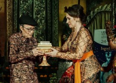Janet DeNeefe (right), founder of the Ubud Writers and Readers Festival, presents the Lifetime Achievement Award to writer Sapardi Djoko Damono during the festival’s opening ceremony in Puri Ubud, Bali, on Wednesday, October 24, 2018. The five-day festival will run until Sunday. JP/Anggara Mahendra