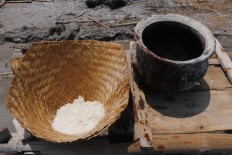 The salt is washed before being sold. JP/Maksum Nur Fauzan