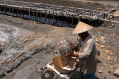 Siem washes the harvested salt. JP/Maksum Nur Fauzan