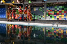  The parade continues at the Pluneng water spring. [JP/Magnus Hendratmo