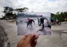 Paving the way: Soldiers remove volcanic debris from the Gendol River Dam in Bronggang village, Sleman, Yogyakarta, in 2010. JP/Boy T Harjanto