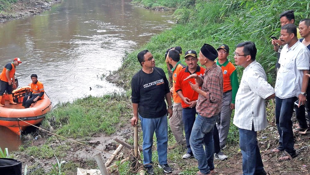 Jakarta Governor Anies Baswedan (center) chats with Condet Ciliwung Community member Abdul Qodir by the Ciliwung River during the commemoration of the seventh Ciliwung Day in Kramat Jati, East Jakarta. Anies also inspected the river’s banks in anticipation of floods as the city enters the rainy season. 