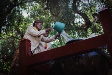 Courtiers give flowers and frankincense as offerings. JP/Anggertimur Lanang Tinarbuko