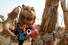 Mingling with the giants: The Straw Festival, held from October. 17 to  28, has become a magnet for tourist. JP/Maksum Nur Fauzan