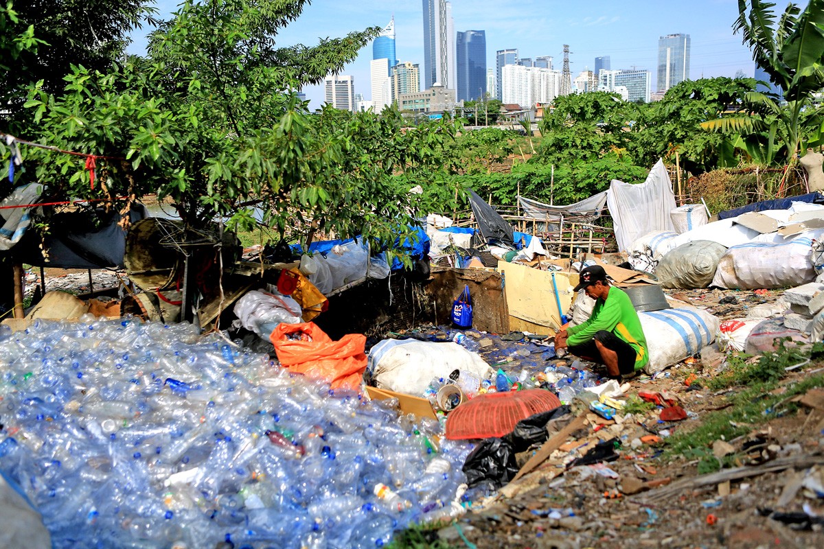 On garbage, Jakarta looks beyond landfills