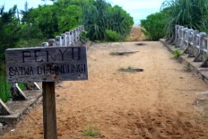 A sign board is places at the entrance of Pantai Belacan Beach to remind visitors that turtles are protected animals. JP/Severianus Endi