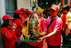 A Toa Pe Kong statue is moved from the Fat Cu Kung Bio temple onto a stretcher. JP/Donny Fernando