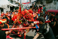 A total of 132 participants of the cultural parade march along Jl. Gajah Mada and Jl. Hayam Wuruk in the Glodok area, Central Jakarta, on Oct. 21. 2018. JP/Donny Fernando
