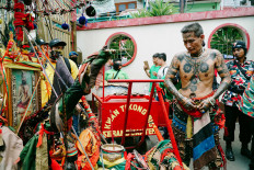 Participants are preparing the joli (stretcher) before the cultural parade begins. JP/Donny Fernando