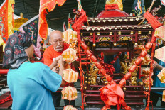 Participants of the cultural parade are preparing a joli (stretcher) before loading it with the statues of gods. JP/Donny Fernando