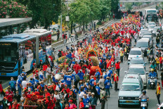 The cultural parade along Jl. Gajah Mada and Jl. Hayam Wuruk becomes an attraction for Jakartans in the area. It commemorates the birthday of the Fat Cu Kung gods. JP/Donny Fernando