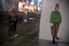 Watch out: A mural depicting a Keraton (palace) Surakarta security guard graces the corner of a wall by Jl. Gatot Subroto. JP/Maksum Nur Fauzan