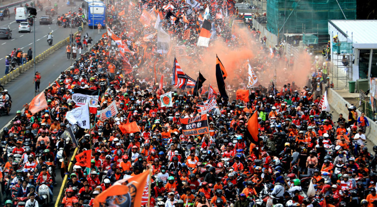 'Jakmania' celebrate Persija victory with parade