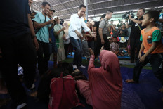 Helping hand: President Joko "Jokowi" Widodo visits tsunami victims who have taken refuge in a futsal court, which is being used as a temporary shalter in Labuhan, Pandeglang, Banten on Monday, December 24. 2018. JP/Dhoni Setiawan