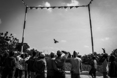 Participants eagerly await the return of their pigeons in the kolongan (pit). JP/Anggertimur Lanang Tinarbuko