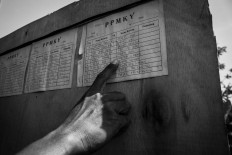 A head-to-head list is attached to a board. JP/Anggertimur Lanang Tinarbuko