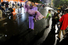 New Year nuptials: A newlywed couple beams with happiness after a mass wedding ceremony held and organized by the city administration on Jl Thamrin in Central Jakarta on Monday. The joyous event saw 221 couples tie the knot. JP/Dhoni Setiawan