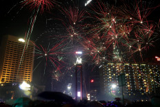 Party on: Fireworks light up the Jakarta sky as revelers celebrate New Years's Eve at the Hotel Indonesia circle on Monday. JP/Wendra Ajistyatama