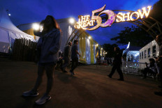 Come and see: Spectators enter the Oriental Circus Indonesia’s The Great 50 Show gate to watch Indonesia’s oldest circus group in action. JP/Dhoni Setiawan